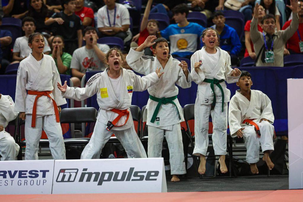 Antonella Merchán celebra logro con sus compañeros azuayos. Foto: Cortesía