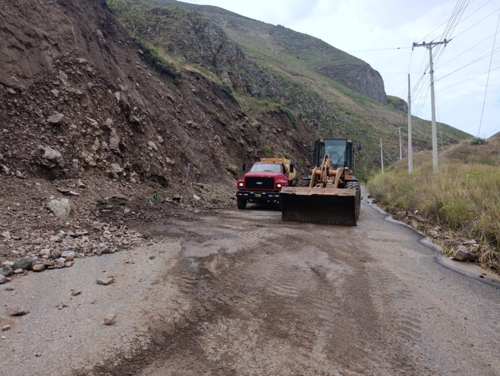 Las lluvias de las últimas horas ha provocado una serie de problemas en el estado de las vías de Azuay y Cañar. Foto: MIT