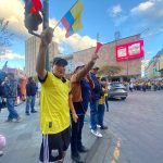 En el Centro Histórico de Cuenca, docenas de hinchas celebraron la clasificación de Ecuador a la siguiente fase del Mundial 2026. Foto: El Mercurio