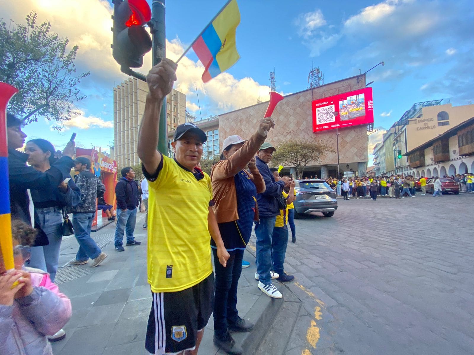 En el Centro Histórico de Cuenca, docenas de hinchas celebraron la clasificación de Ecuador a la siguiente fase del Mundial 2026. Foto: El Mercurio