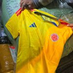 Varias camisetas de las selecciones de fútbol fueron decomisadas por el Senae. Foto: X