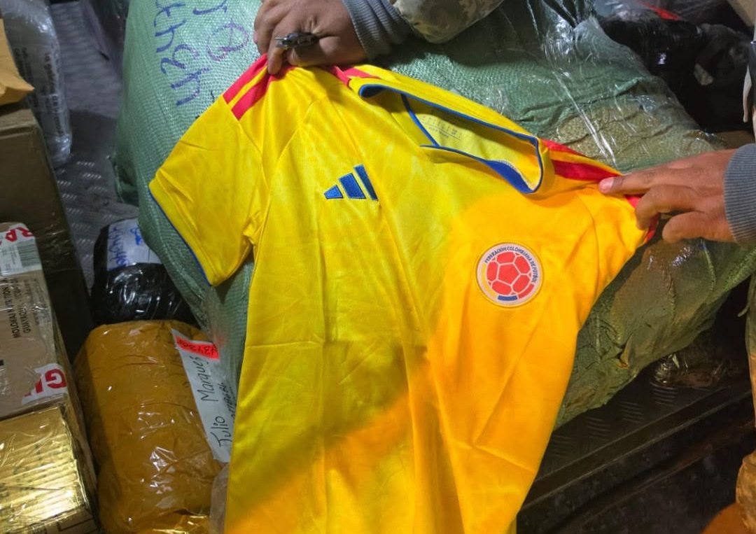 Varias camisetas de las selecciones de fútbol fueron decomisadas por el Senae. Foto: X