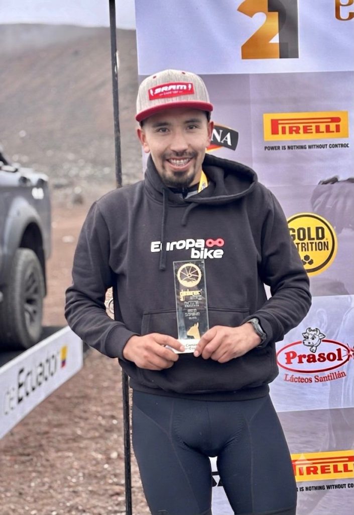 Willian Tobay con el premio del segundo lugar en el Chimborazo. Foto: Cortesía