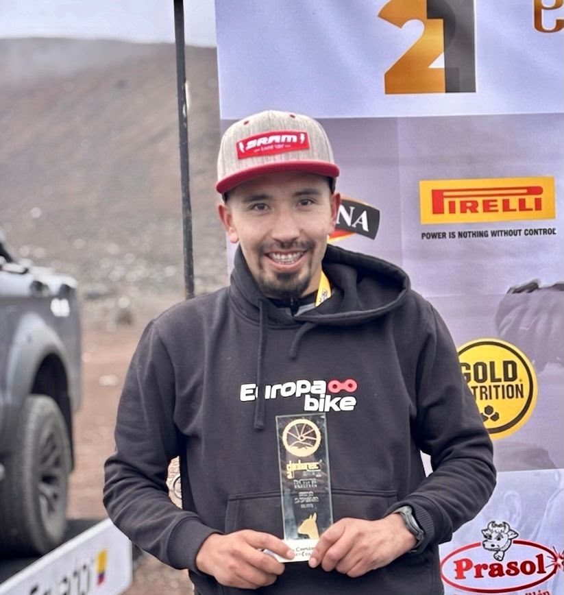 Willian Tobay con el premio del segundo lugar en el Chimborazo. Foto: Cortesía