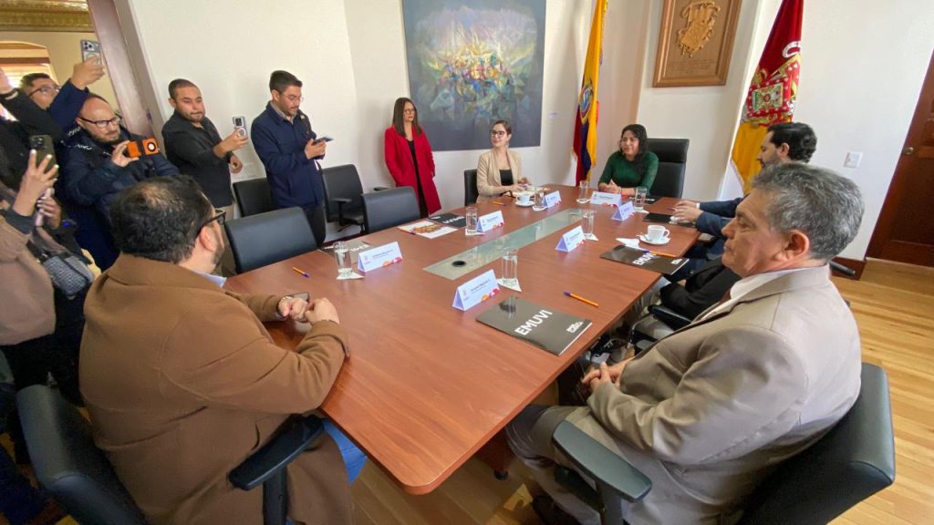 Cinco legisladores de Azuay se reunieron con la alcaldesa de Cuenca en su despacho este lunes 29 de junio de 2026. /XCA