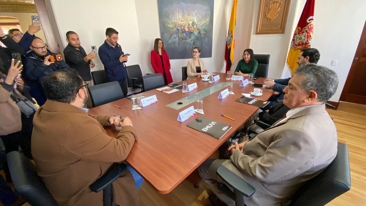 Cinco legisladores de Azuay se reunieron con la alcaldesa de Cuenca en su despacho este lunes 29 de junio de 2026. /XCA