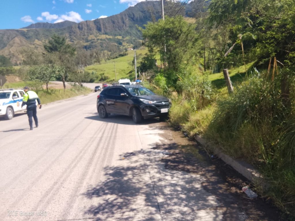 La motocicleta se impactó contra este vehículo. Foto: ECU911