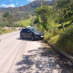 La motocicleta se impactó contra este vehículo. Foto: ECU911