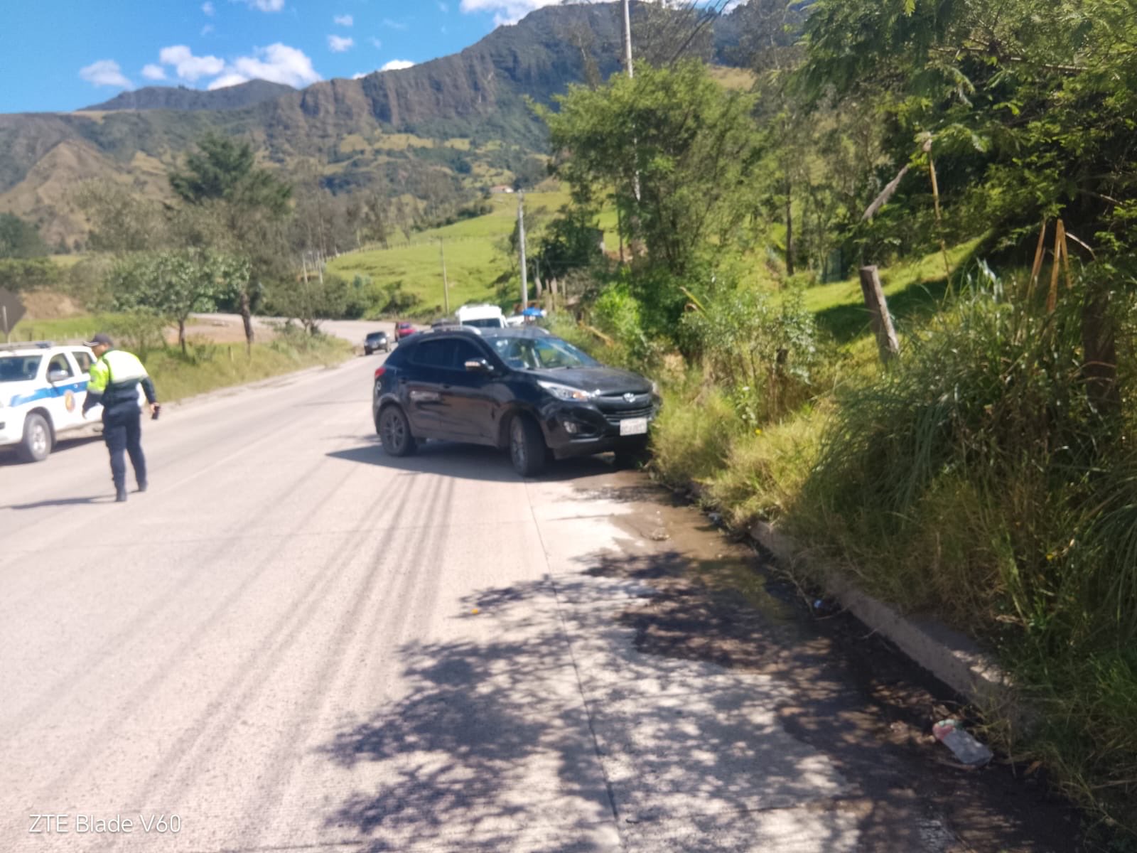 La motocicleta se impactó contra este vehículo. Foto: ECU911