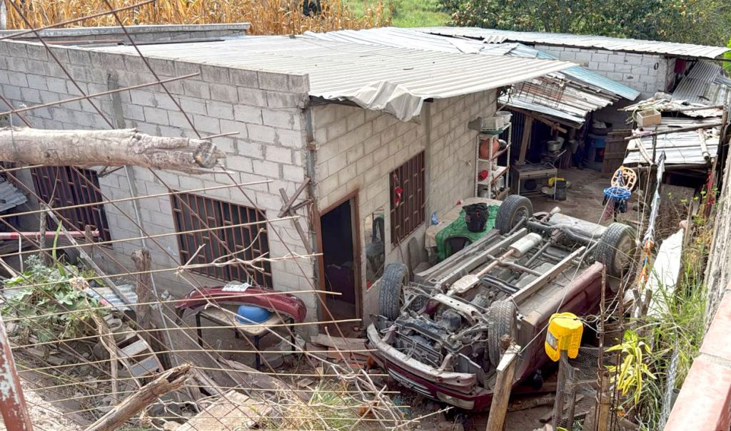 Así terminó el vehículo que al parecer perdió pista y volcó afetandao una vivienda en el cantón Santa Isabel. /Cortesía