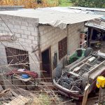 Así terminó el vehículo que al parecer perdió pista y volcó afetandao una vivienda en el cantón Santa Isabel. /Cortesía