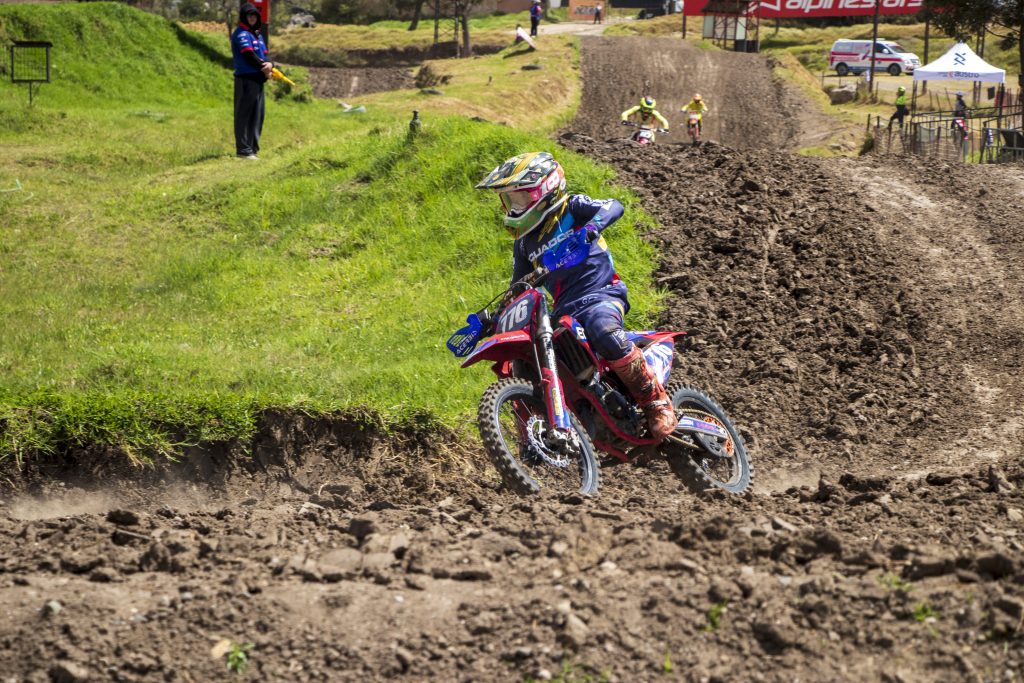 Julián Castañeda disputa la primera manga de la categoría 85cc del Campeonato Latinoamericano de Minicross, disputado en Cuenca. /JRO
