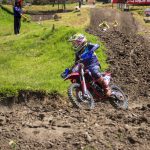 Julián Castañeda disputa la primera manga de la categoría 85cc del Campeonato Latinoamericano de Minicross, disputado en Cuenca. /JRO