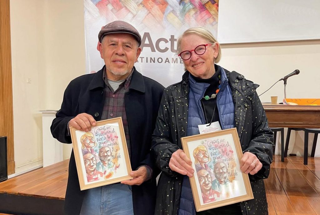 Arturo Quizhpe y Mary Murray, dos de los cuatro autores del libro ‘Reimaginando la Resistencia: Un viaje en disrupción creativa’, que se presenta el miércoles en Cuenca. /Cortesía