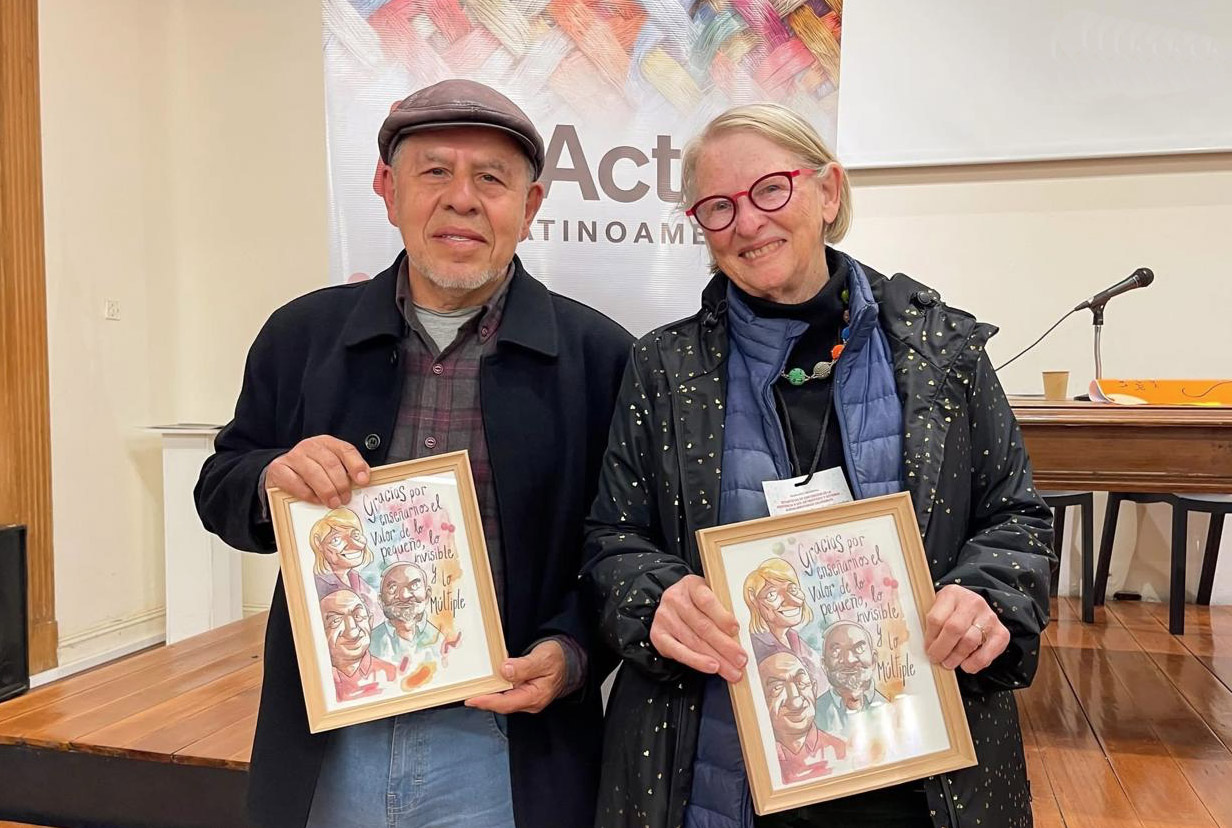 Arturo Quizhpe y Mary Murray, dos de los cuatro autores del libro ‘Reimaginando la Resistencia: Un viaje en disrupción creativa’, que se presenta el miércoles en Cuenca. /Cortesía