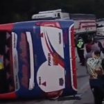 El bus se volcó sobre la vía, en Colta. Foto: ECU911