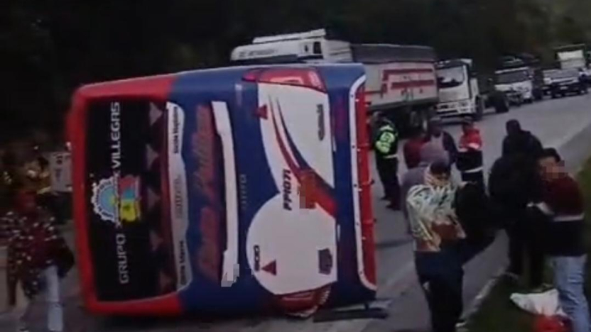 El bus se volcó sobre la vía, en Colta. Foto: ECU911