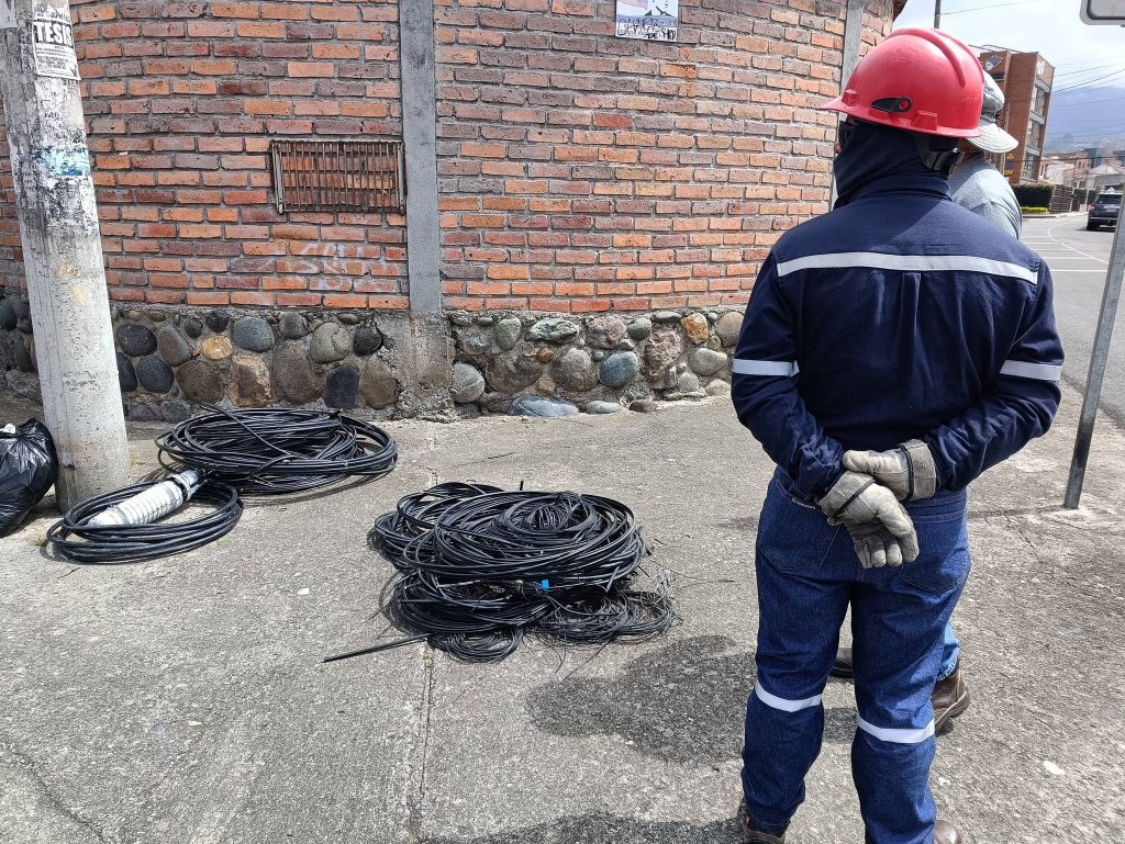 Los trabajadores de la Centrosur cuentan con uniforme e identificación oficial visible. Foto: Centrosur
