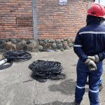Los trabajadores de la Centrosur cuentan con uniforme e identificación oficial visible. Foto: Centrosur