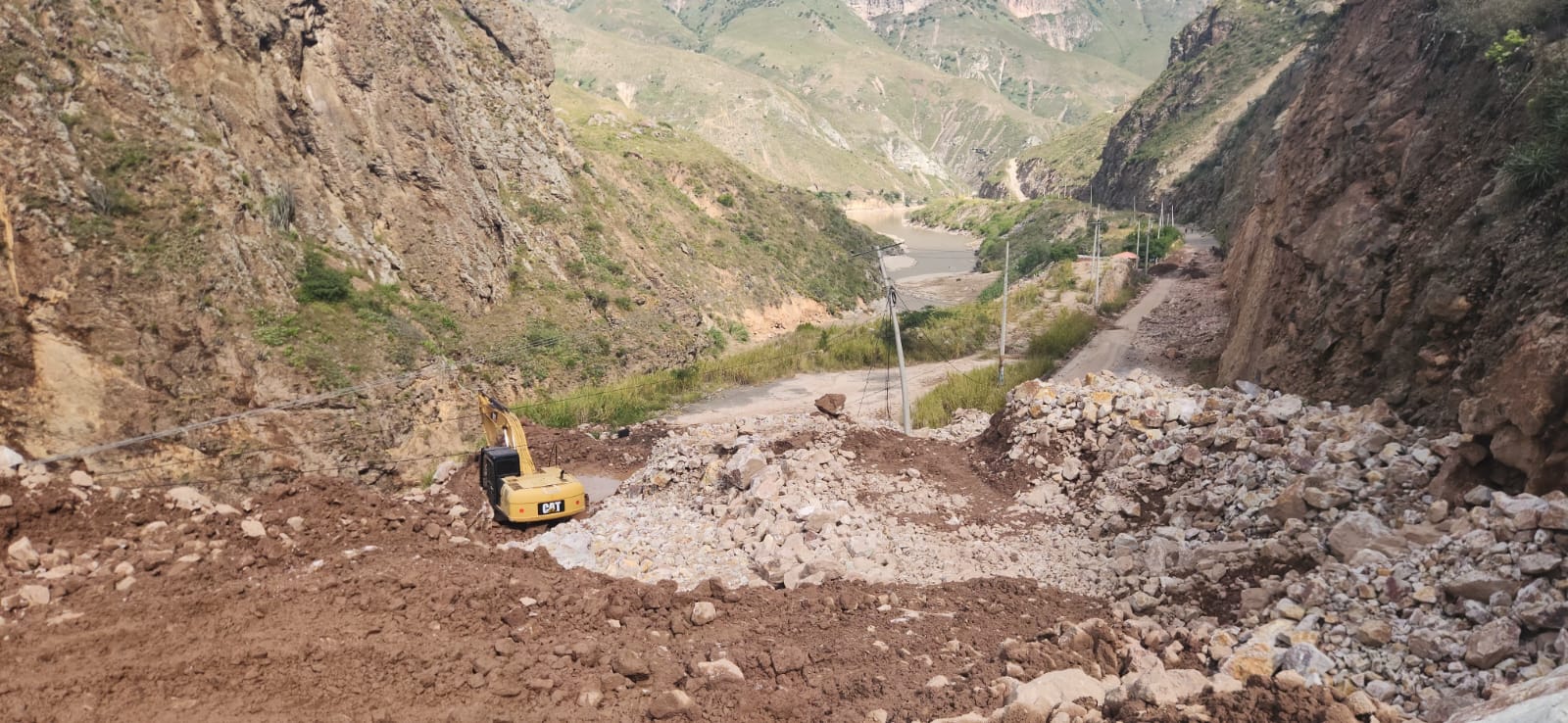 Los trabajos de limpieza en el vía Cuenca – Girón – Pasaje, se ejecutan, principalmente, a los largo de unos 30 kilómetros de una cadena de deslizamientos. /Cortesía