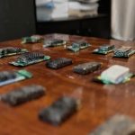 Agentes de la policía decomisó droga que estaba oculta en chocolates y que pretendía ser enviada mediante una agencia de envíos en Cuenca. /Cortesía