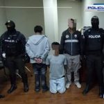 Dos hombres fueron detenidos por la Policía Nacional en Cuenca. Foto: PN