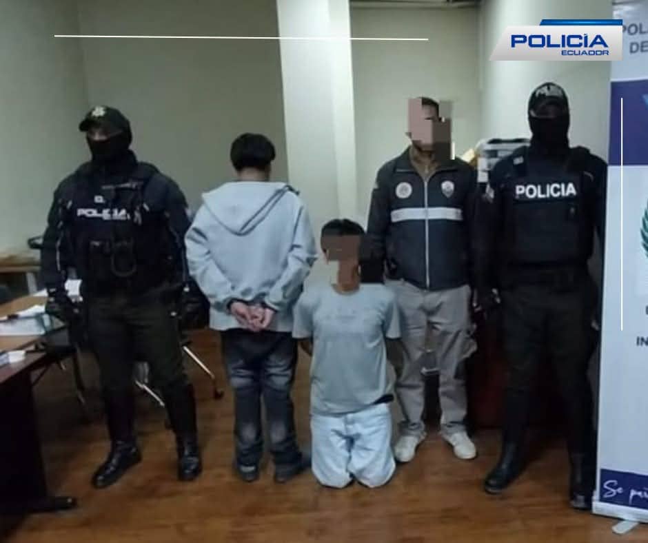 Dos hombres fueron detenidos por la Policía Nacional en Cuenca. Foto: PN