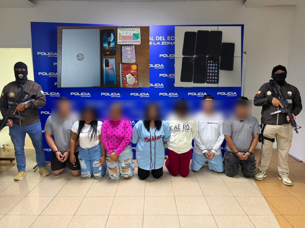 Libreas, celulares, laptops, chalecos balísticos y otros elementos fueron incautados durante la operación con la que se detuvo a los 10 presuntos extorsionadores. /Cortesía