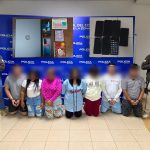 Libreas, celulares, laptops, chalecos balísticos y otros elementos fueron incautados durante la operación con la que se detuvo a los 10 presuntos extorsionadores. /Cortesía