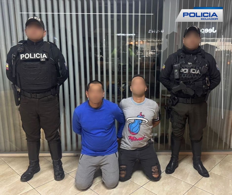 Dos hombres fueron detenidos por la Policía Nacional en Cuenca. Foto: Cuenca