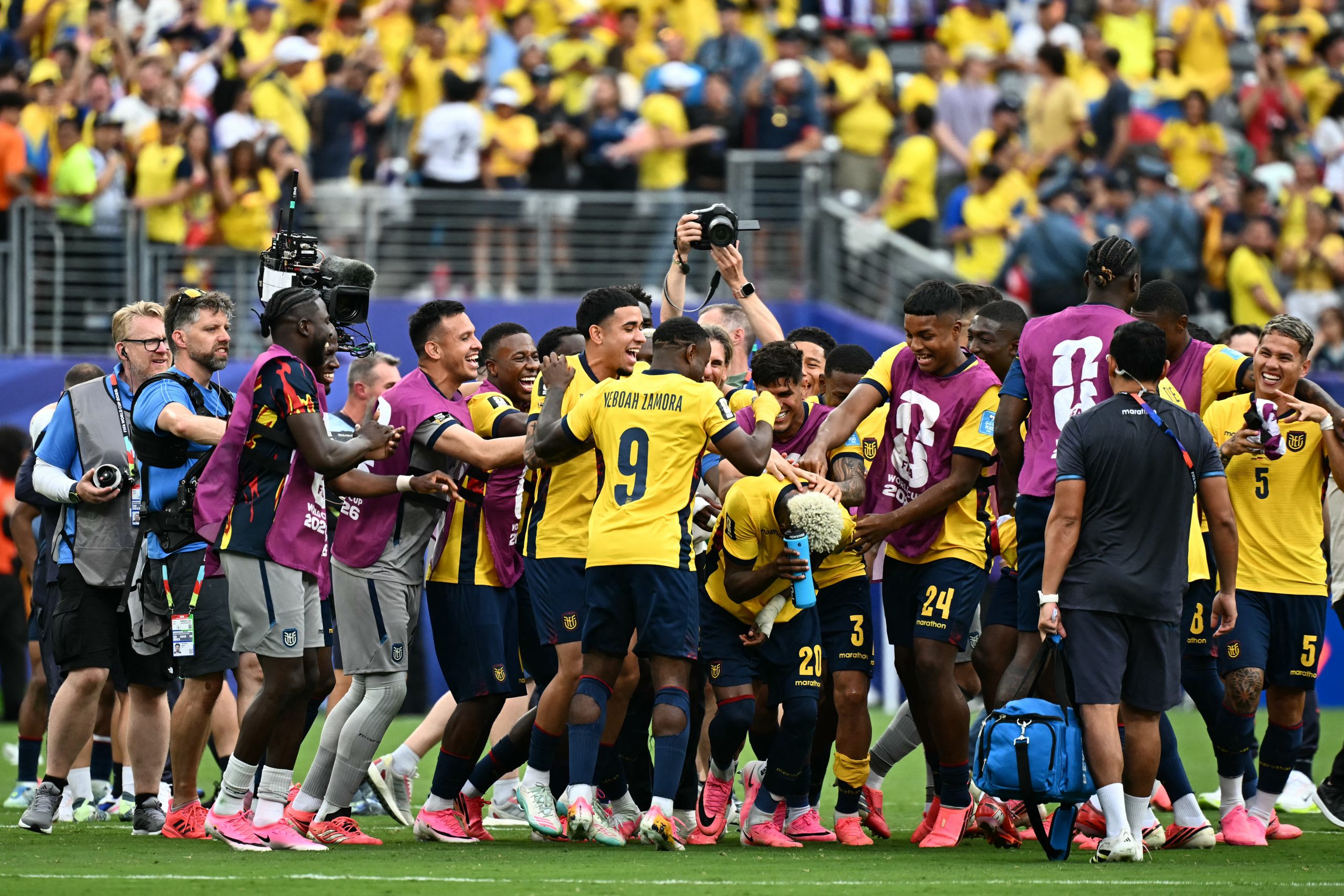 Jugadores de Ecuador celebran clasificación a 16avos. Foto: AFP