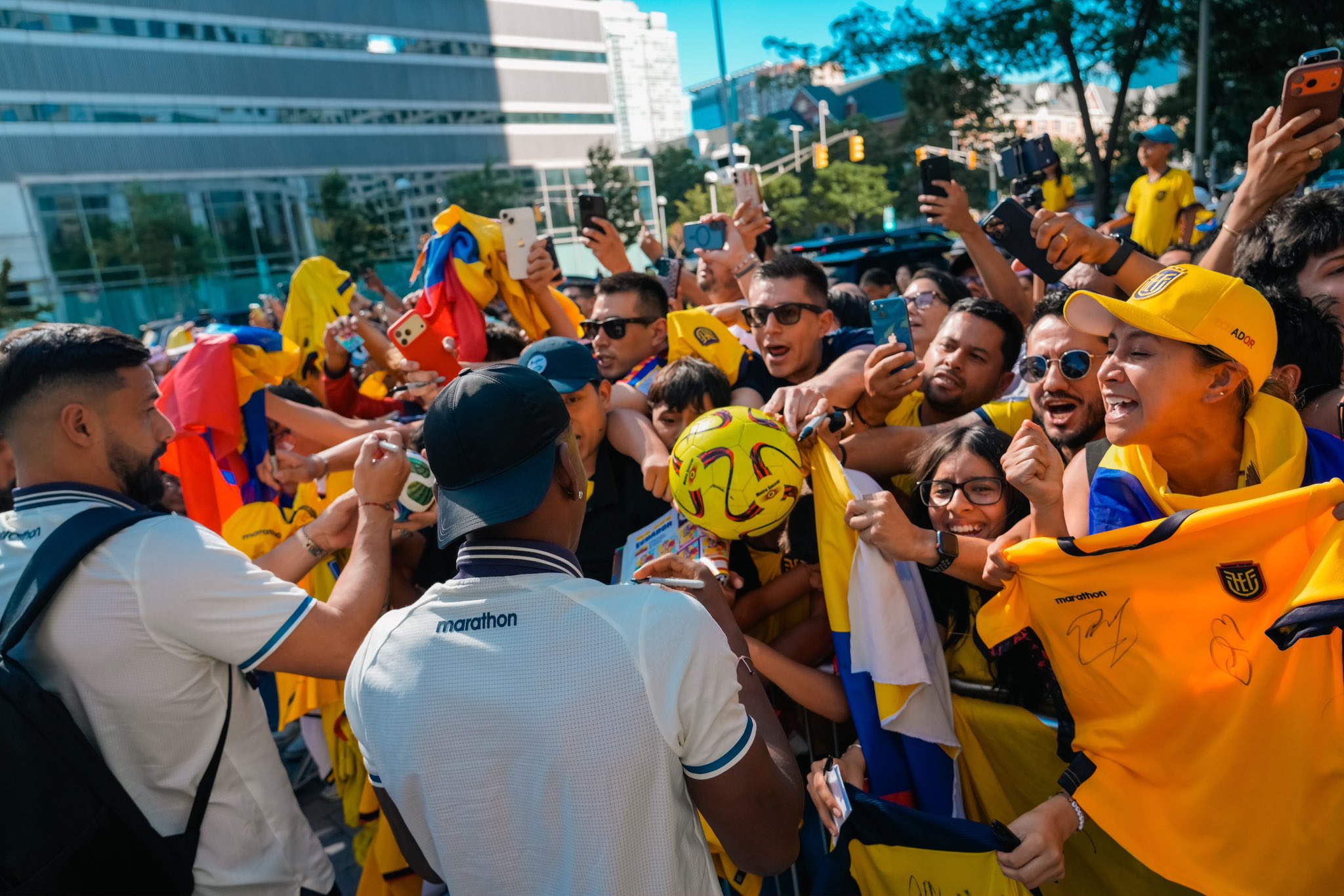 Miles de hinchas apoyaron a Ecuador antes de su partido con Alemania. Foto: La TRI