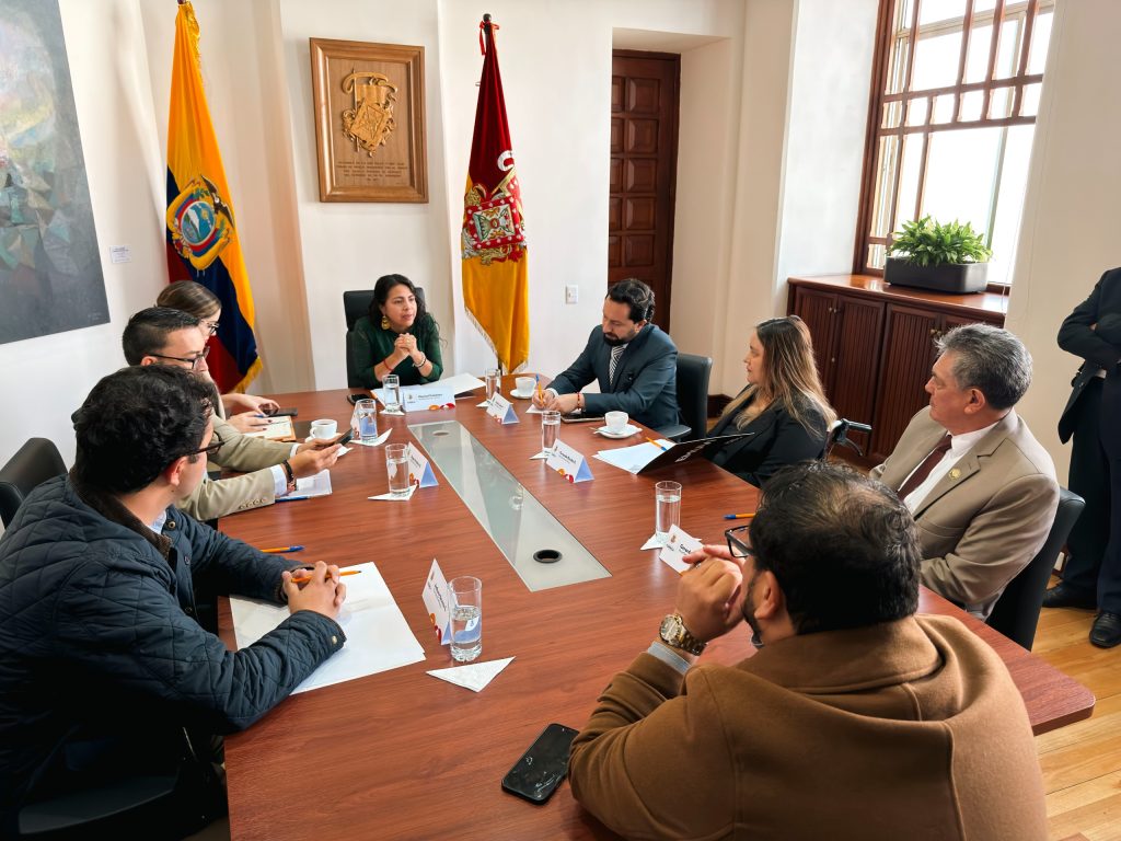 Siete asambleístas de Azuay se reunieron con la alcaldesa de Cuenca en su despacho este lunes 29 de junio de 2026. /XCA