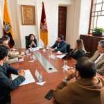Siete asambleístas de Azuay se reunieron con la alcaldesa de Cuenca en su despacho este lunes 29 de junio de 2026. /XCA