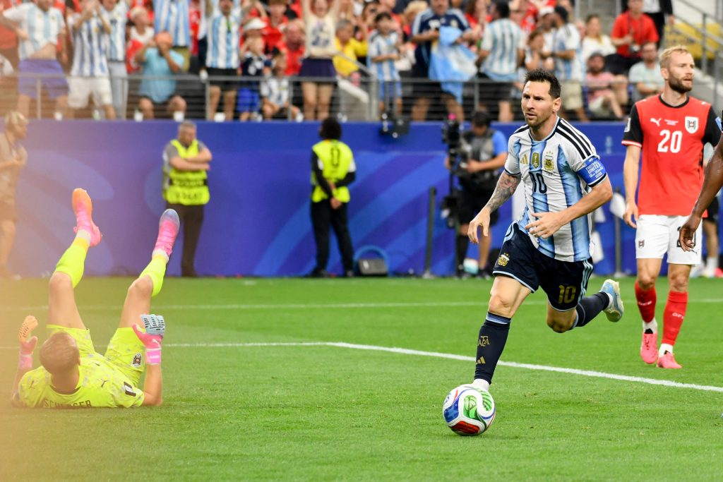 Lionel Messi marca los dos goles de Argentina ante Austria. Foto: AFP
