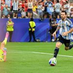 Lionel Messi marca los dos goles de Argentina ante Austria. Foto: AFP