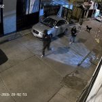 Una cámara de seguridad captó a dos delincuentes mientras huían tras el violento asalto a una vivienda.