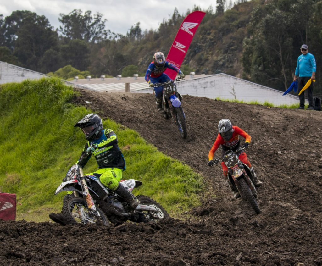 Ítalo Medina, Nicolás Merchán y Andrés Feicán, disputaron una intensa carrera en la categoría MX1 A, en Capulispamba. /JRO