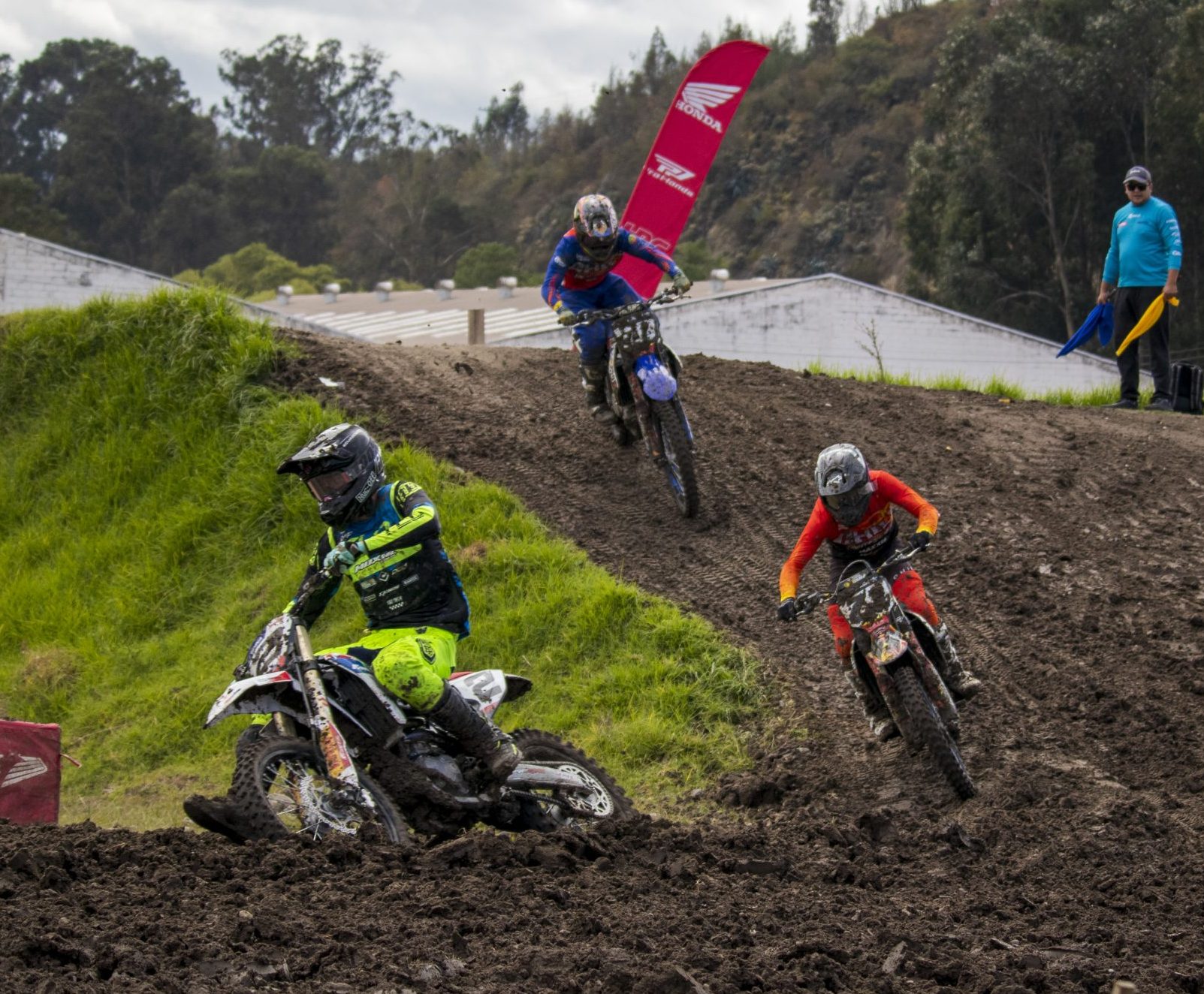 Ítalo Medina, Nicolás Merchán y Andrés Feicán, disputaron una intensa carrera en la categoría MX1 A, en Capulispamba. /JRO