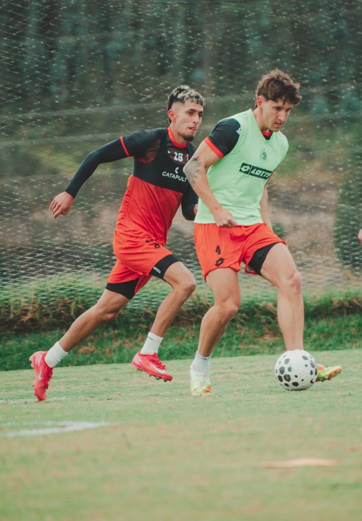 Jugadores del Deportivo Cuenca en uno de sus últimos entrenamientos / Cortesía