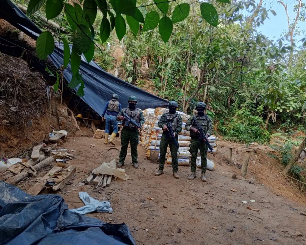 Tres campamentos de minería ilegal y material explosivo fueron destruidos por las Fuerzas Armadas a inicios de julio en el cantón Camilo Ponce Enríquez. / Cortesía