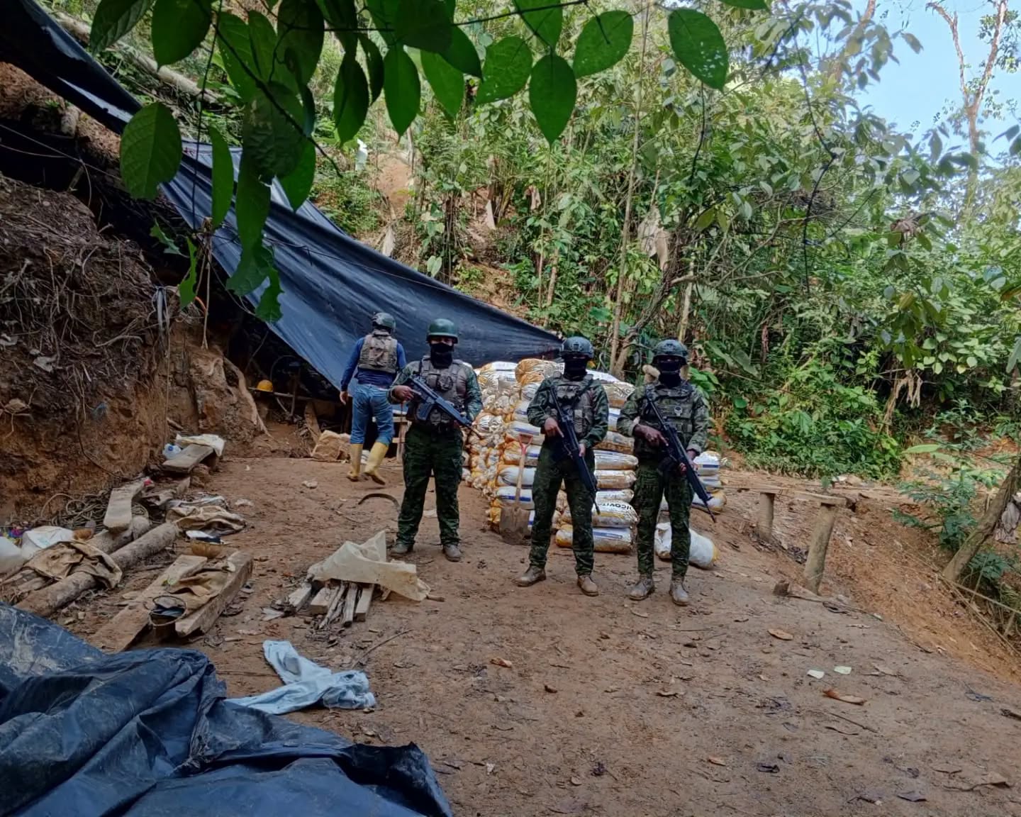 Tres campamentos de minería ilegal y material explosivo fueron destruidos por las Fuerzas Armadas a inicios de julio en el cantón Camilo Ponce Enríquez. / Cortesía