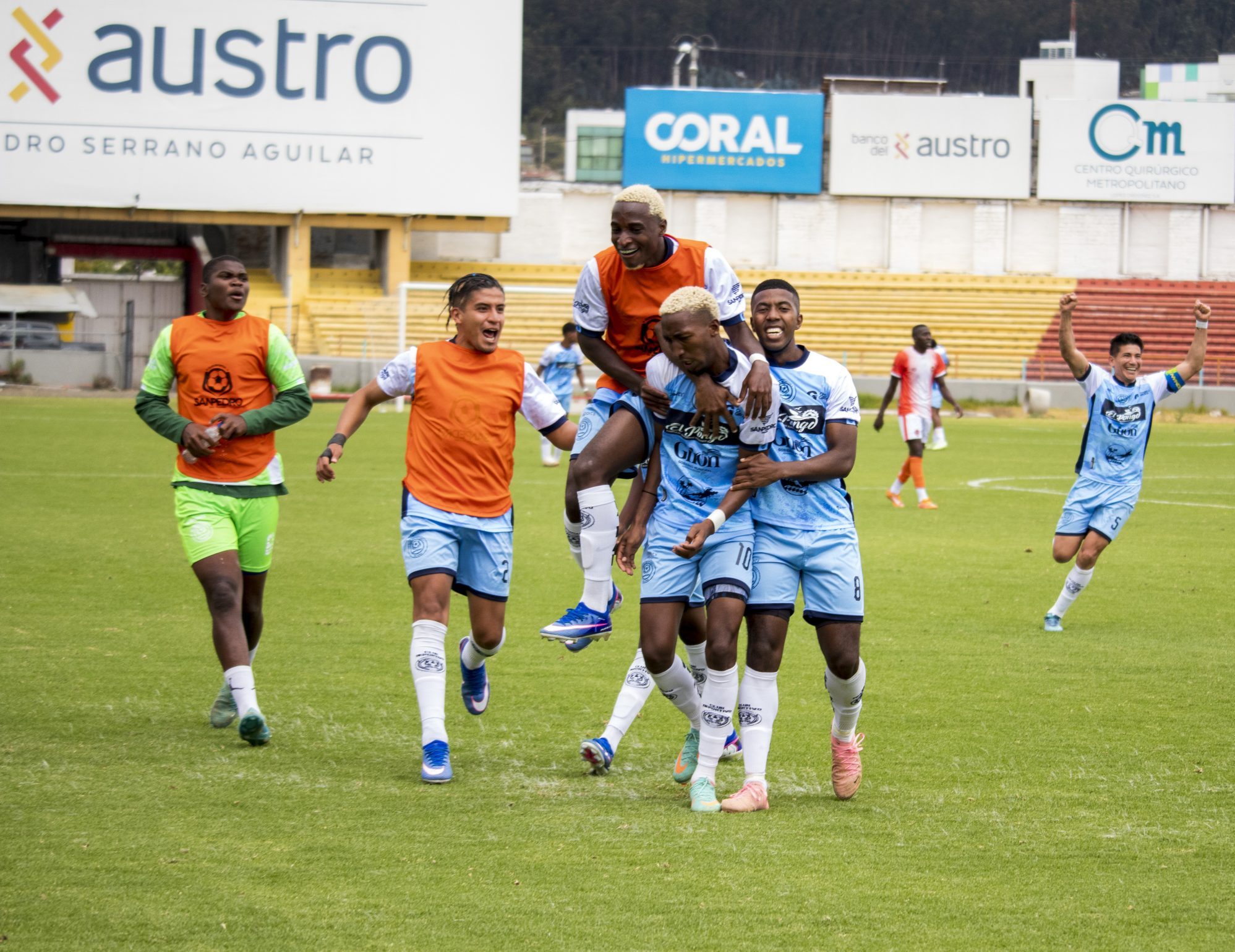 Jugadores de San Pedro del Pongo celebran el tercer gol que aseguró la clasificación a la final del torneo de Segunda Categoría del Azuay. /JRO