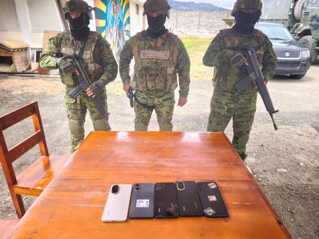 Personal militar decomisó cinco teléfonos móviles en la cárcel de Cañar, emplazada en el cantón Azogues. /Cortesía