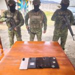 Personal militar decomisó cinco teléfonos móviles en la cárcel de Cañar, emplazada en el cantón Azogues. /Cortesía