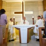 La alcaldesa de Cuenca, Marisol Peñaloza, fue parte del acto inaugural de la capilla en el aeropuerto Mariscal La Mar. /Cortesía