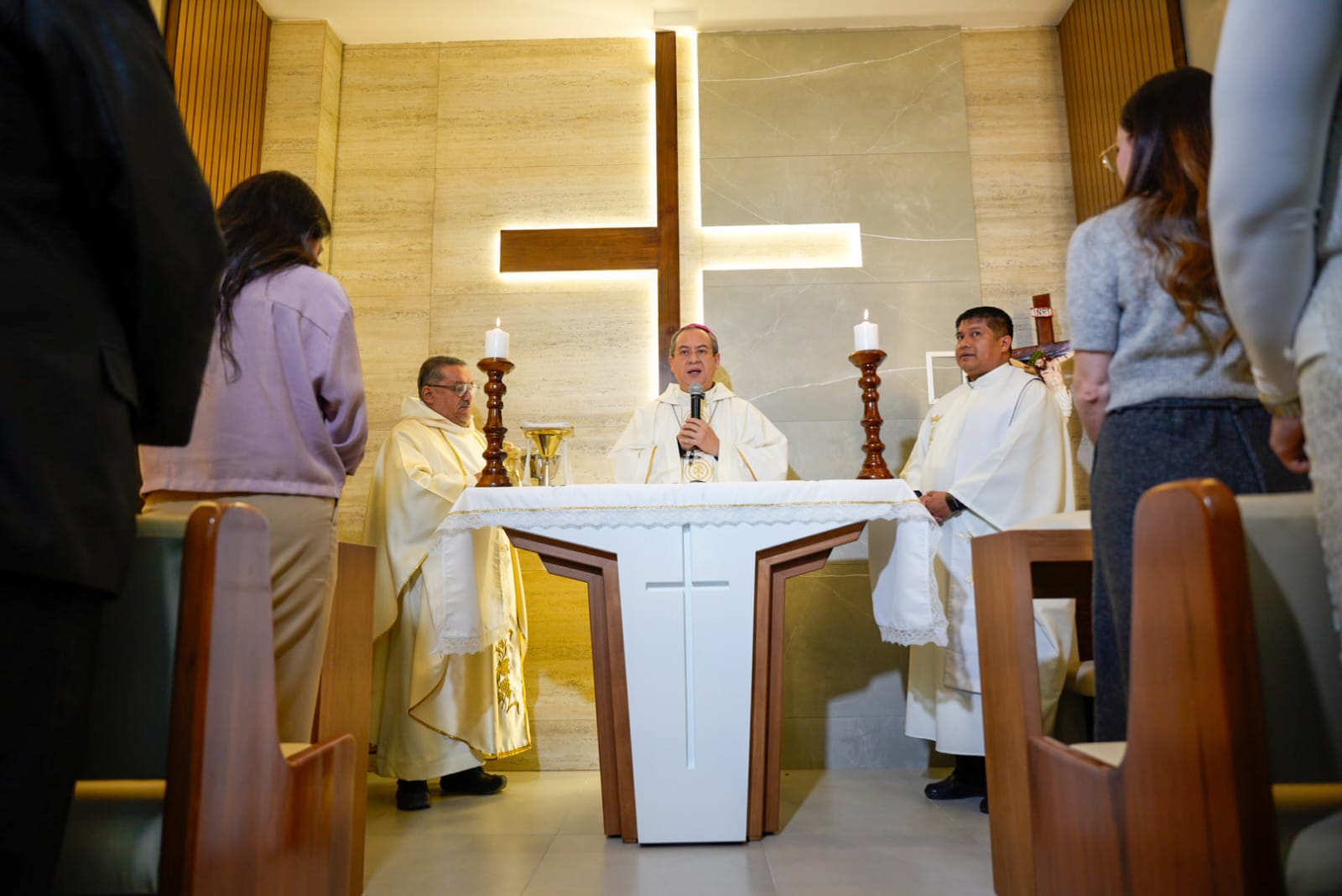 La alcaldesa de Cuenca, Marisol Peñaloza, fue parte del acto inaugural de la capilla en el aeropuerto Mariscal La Mar. /Cortesía