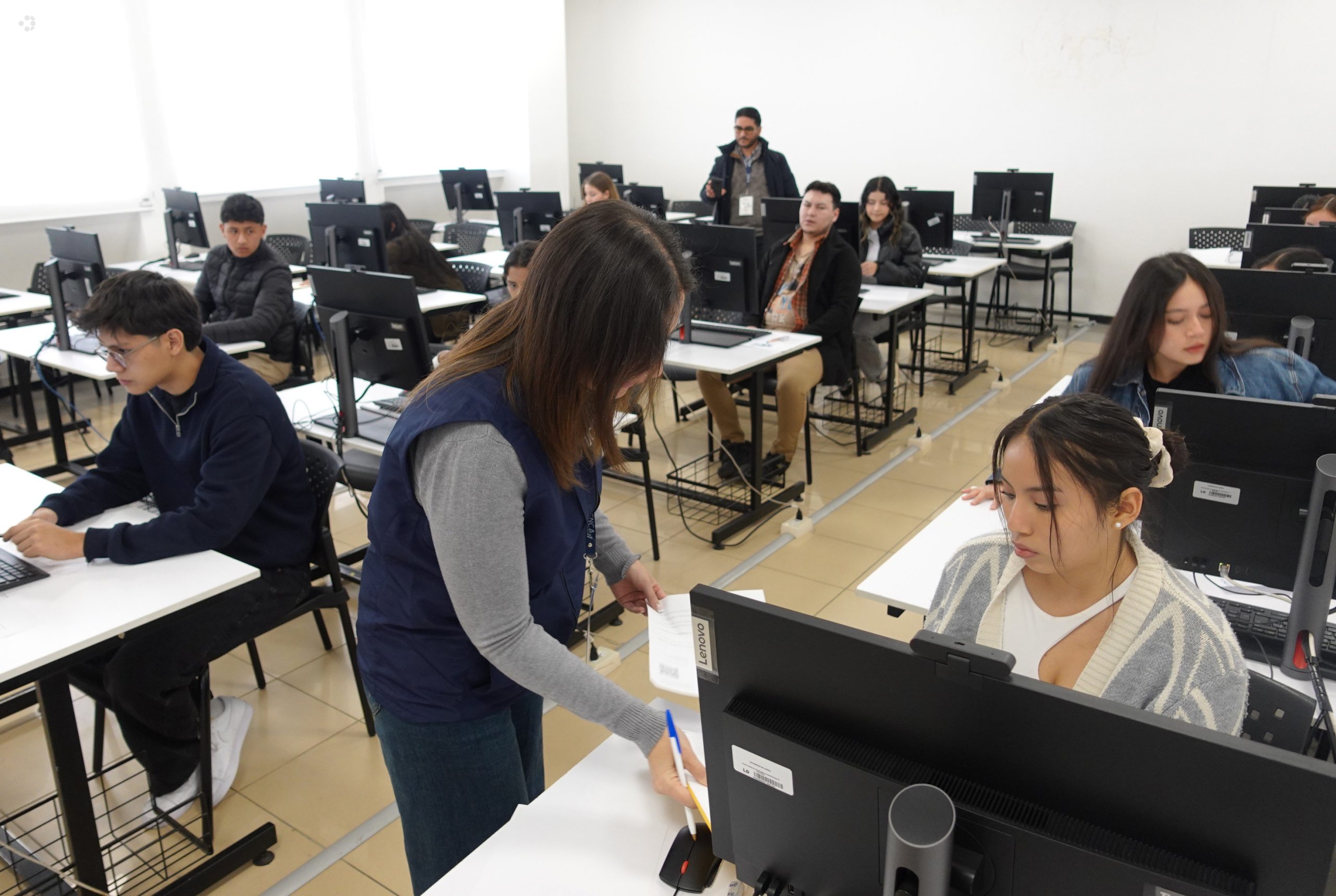Los aspirantes deberán rendir el examen de admisión 2026 de la Universidad de Cuenca de manera presencial. Foto: API