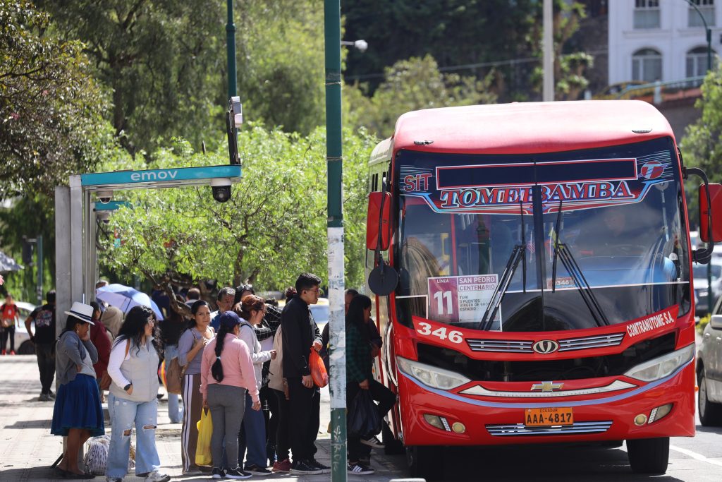 El 8 de junio de 2026 en Cuenca el transporte urbano se paralizó parcialmente para exigir aumento del pasaje. Foto: Boris Romoleroux/API.