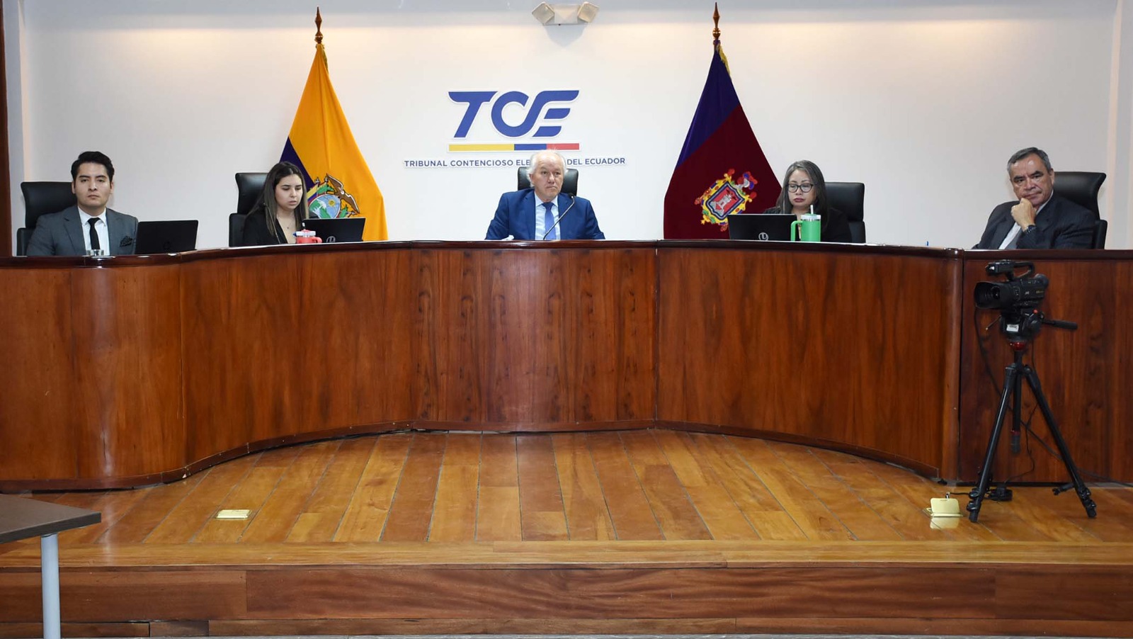 Juez del TCE, Ángel Torres (C), admitió la denuncia. Foto: TCE